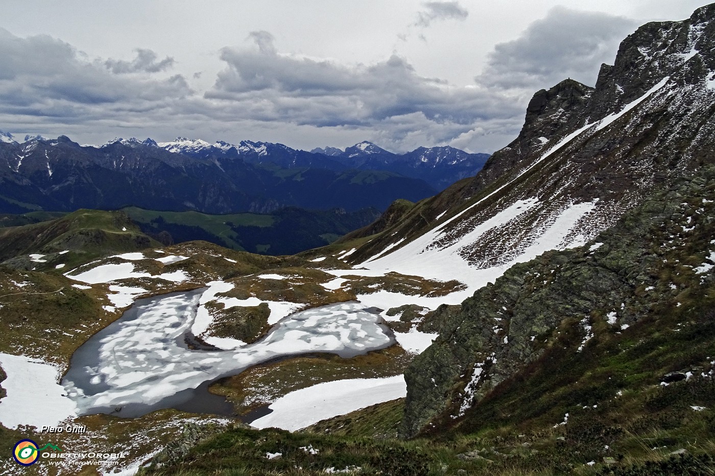 76 Saliamo allla Bocchetta Triomen con vista sul primo laghetto.JPG -                                